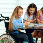 5 morsomme aktiviteter for barn i rullestol – uansett årstid!